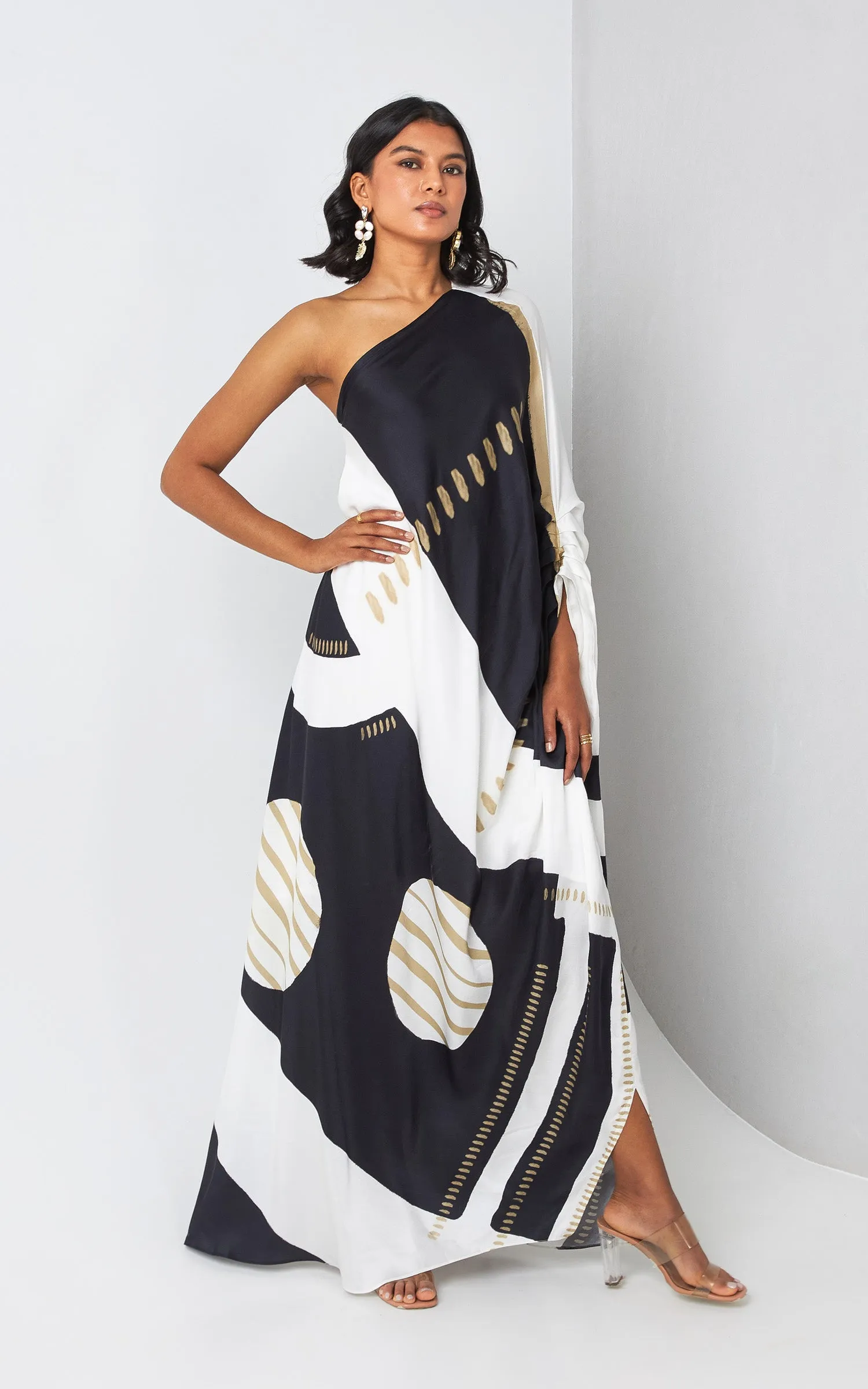 Black And White Abstract Printed One Shoulder Drape