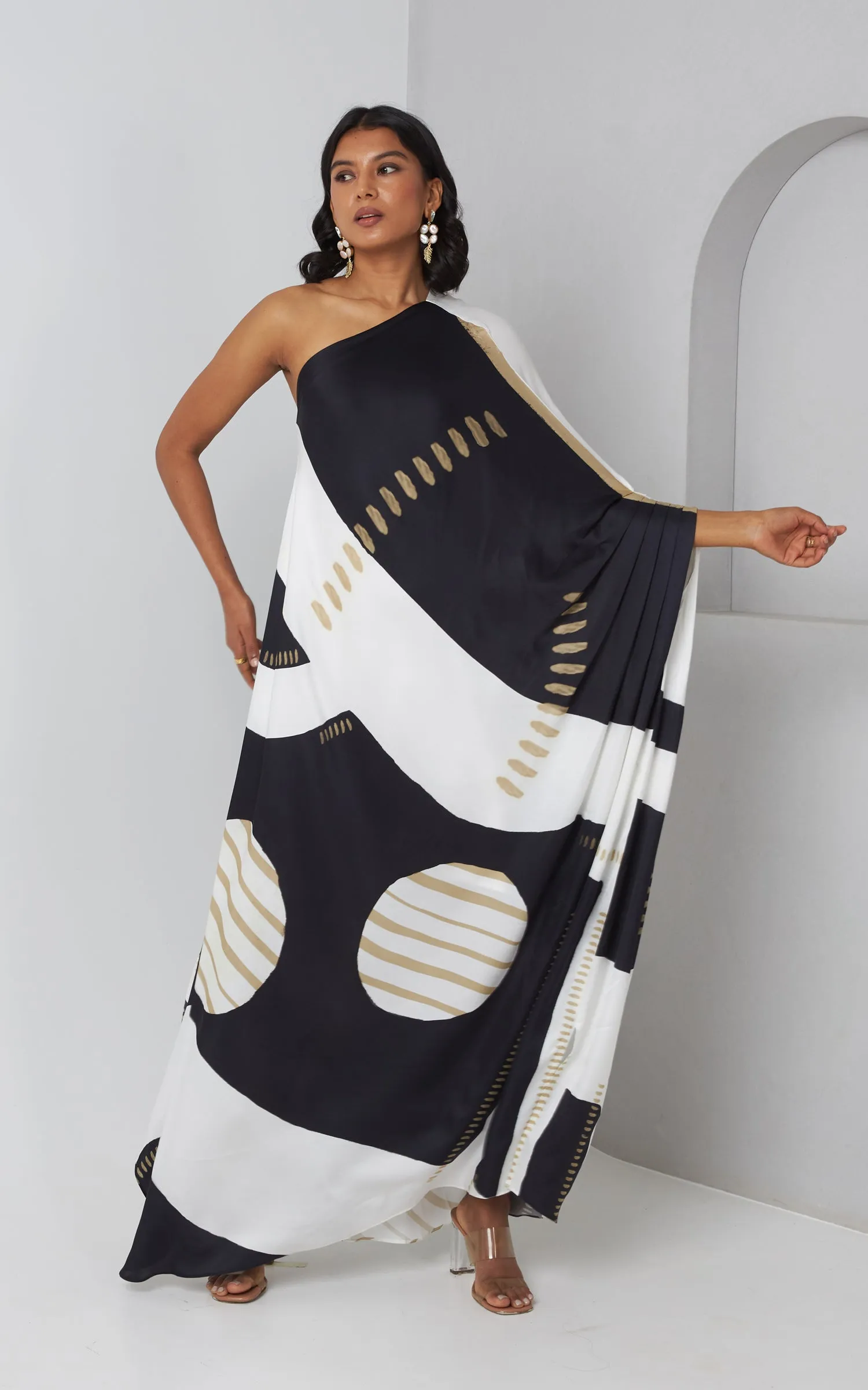 Black And White Abstract Printed One Shoulder Drape